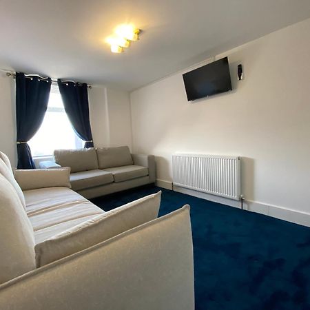 Aquarius Apartment - Sea View - Sleeps Seven แบล็คพูล ภายนอก รูปภาพ