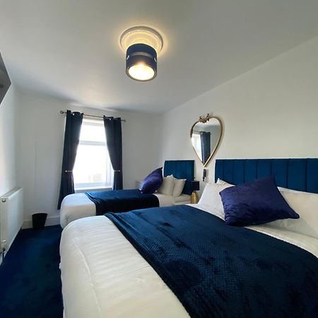 Aquarius Apartment - Sea View - Sleeps Seven แบล็คพูล ภายนอก รูปภาพ