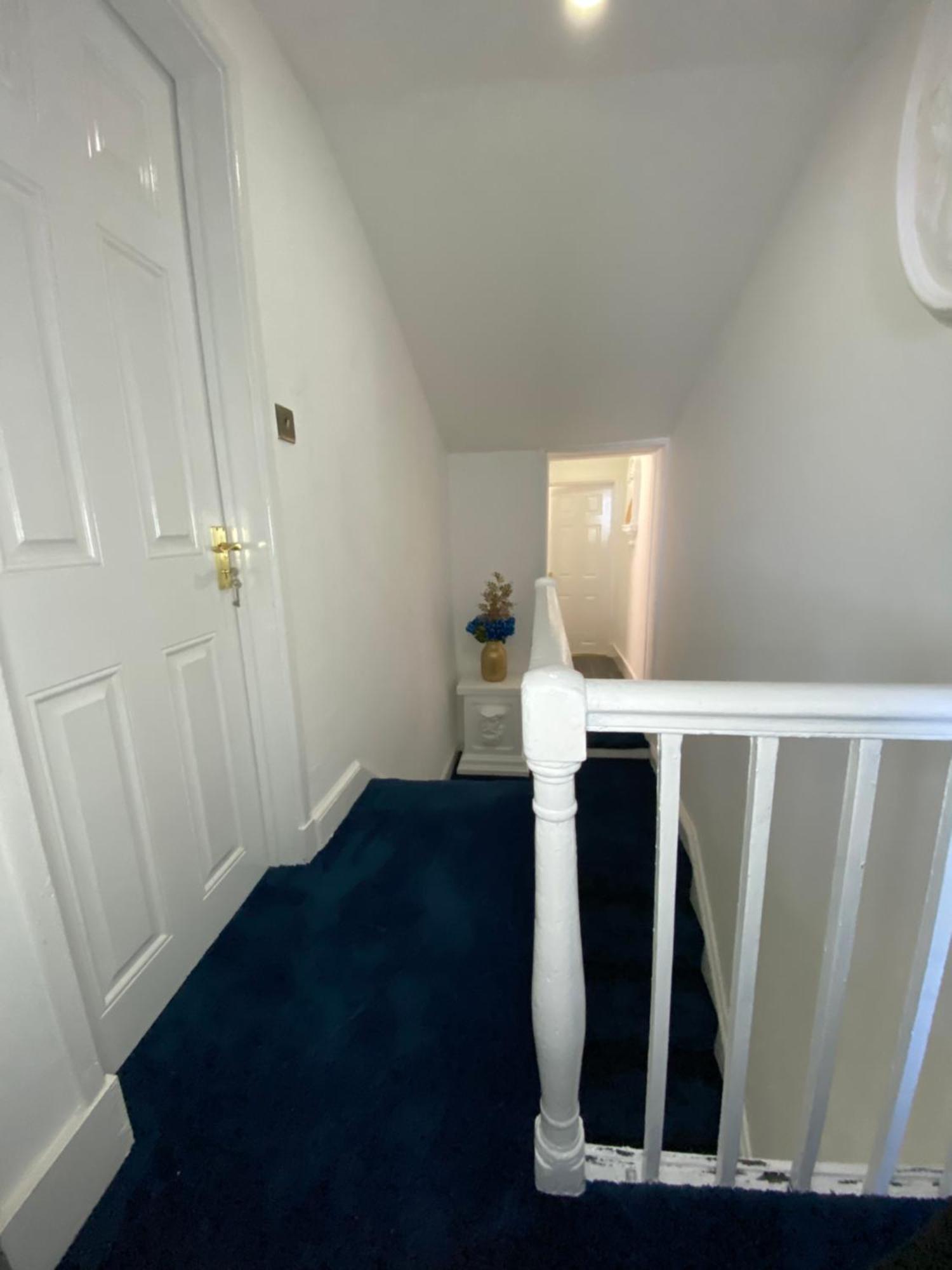 Aquarius Apartment - Sea View - Sleeps Seven แบล็คพูล ภายนอก รูปภาพ
