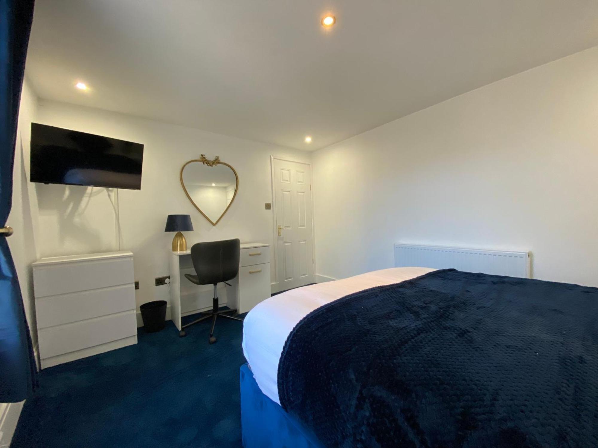 Aquarius Apartment - Sea View - Sleeps Seven แบล็คพูล ภายนอก รูปภาพ