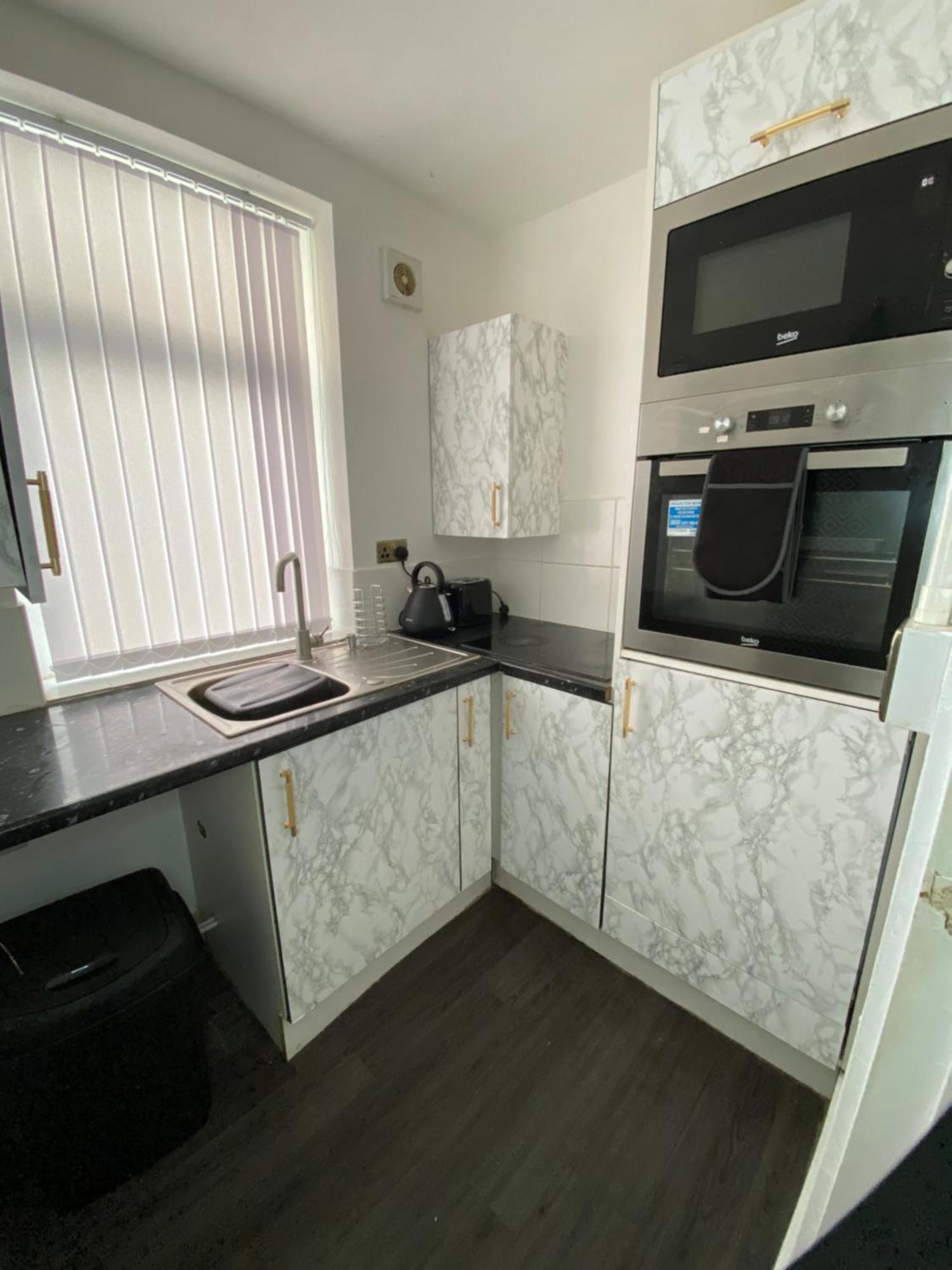 Aquarius Apartment - Sea View - Sleeps Seven แบล็คพูล ภายนอก รูปภาพ