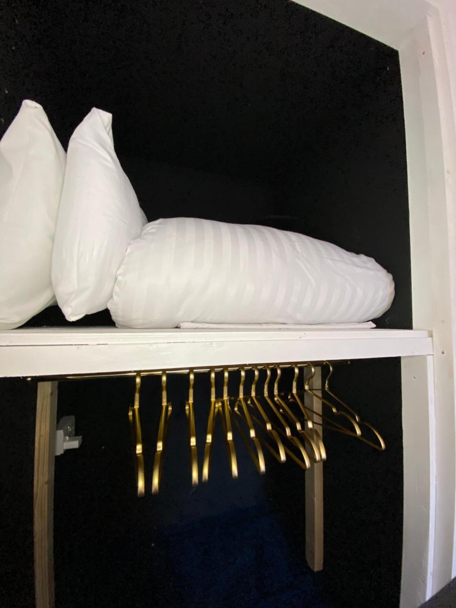 Aquarius Apartment - Sea View - Sleeps Seven แบล็คพูล ภายนอก รูปภาพ