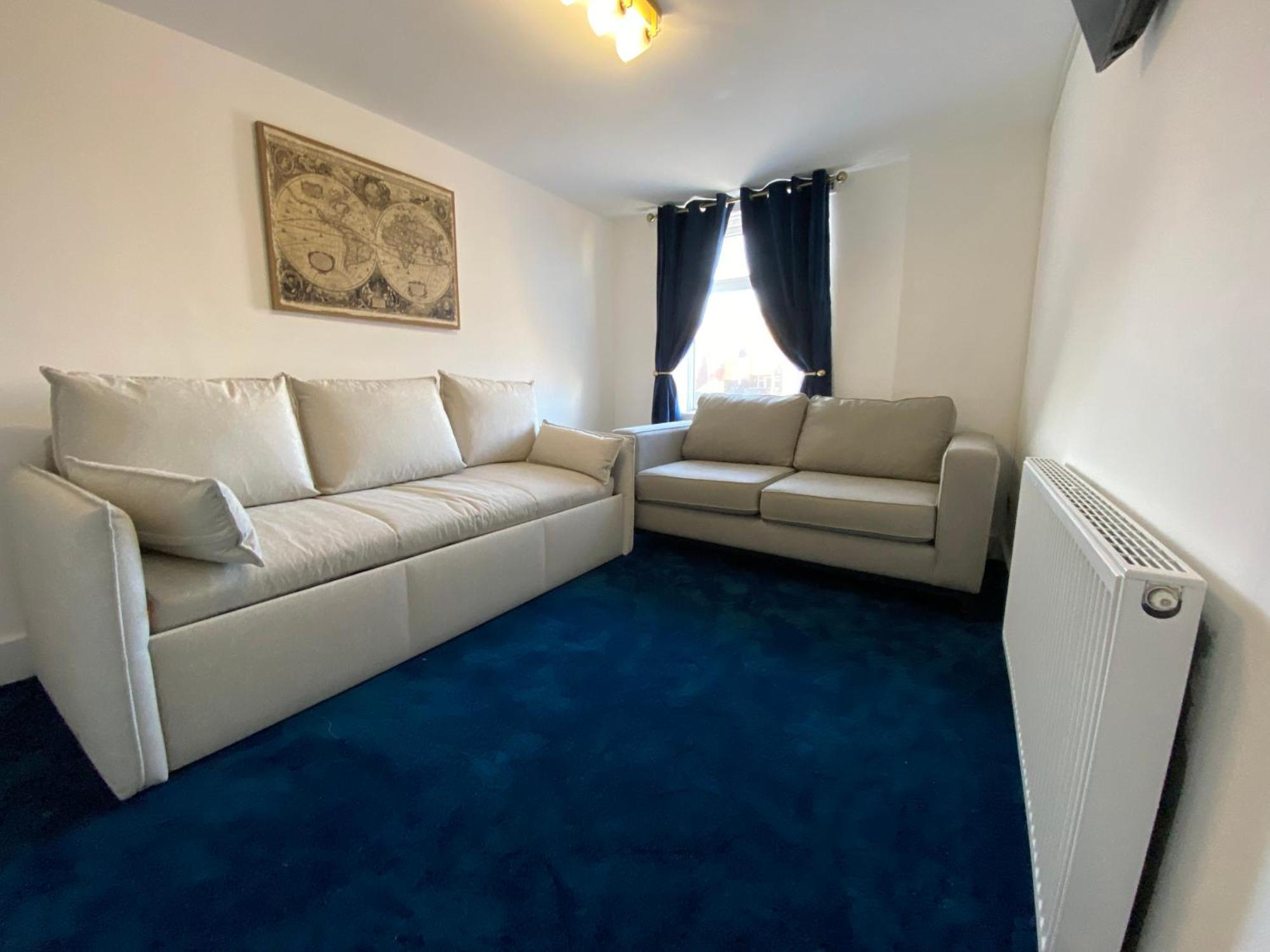 Aquarius Apartment - Sea View - Sleeps Seven แบล็คพูล ภายนอก รูปภาพ