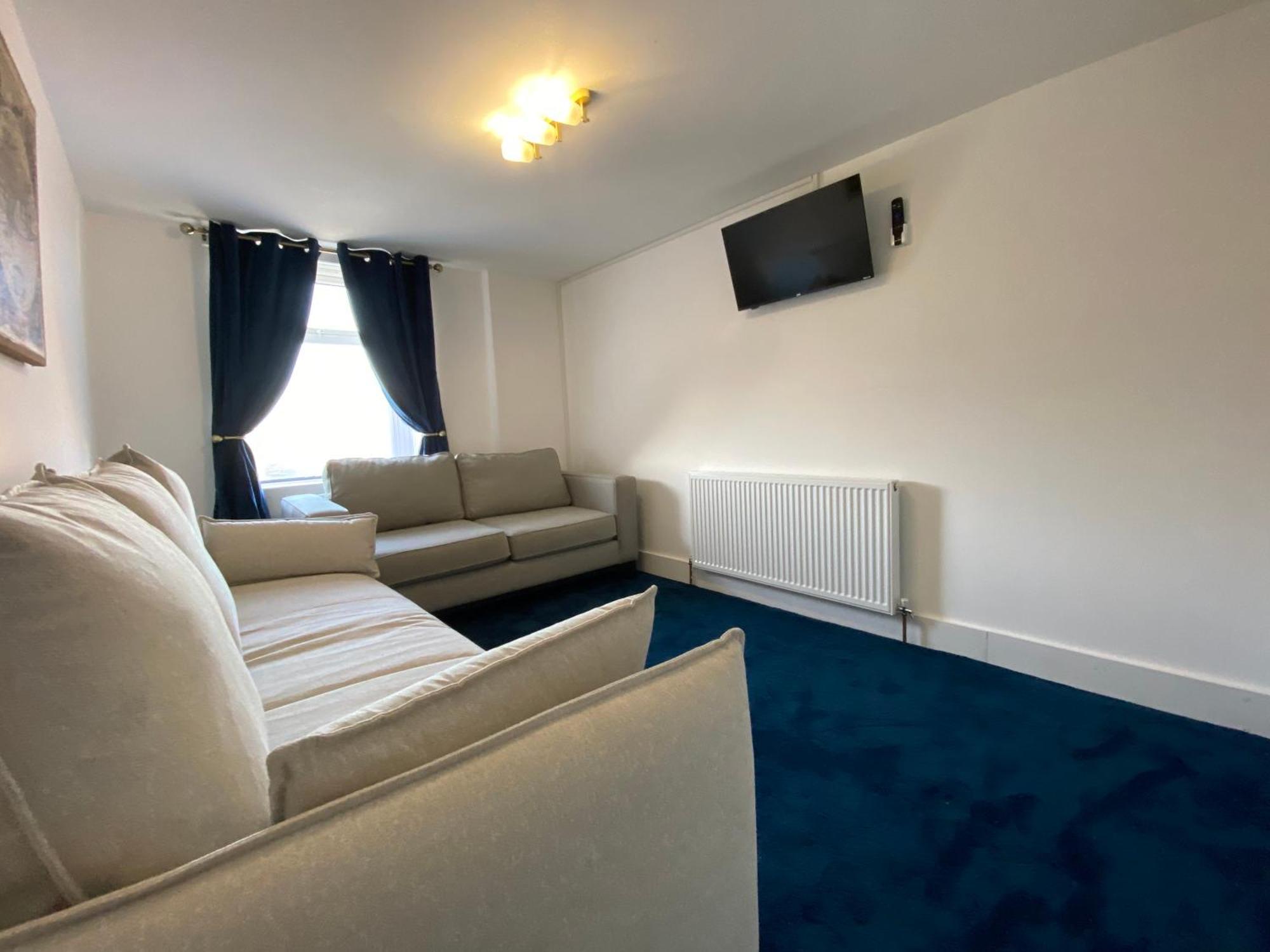 Aquarius Apartment - Sea View - Sleeps Seven แบล็คพูล ภายนอก รูปภาพ