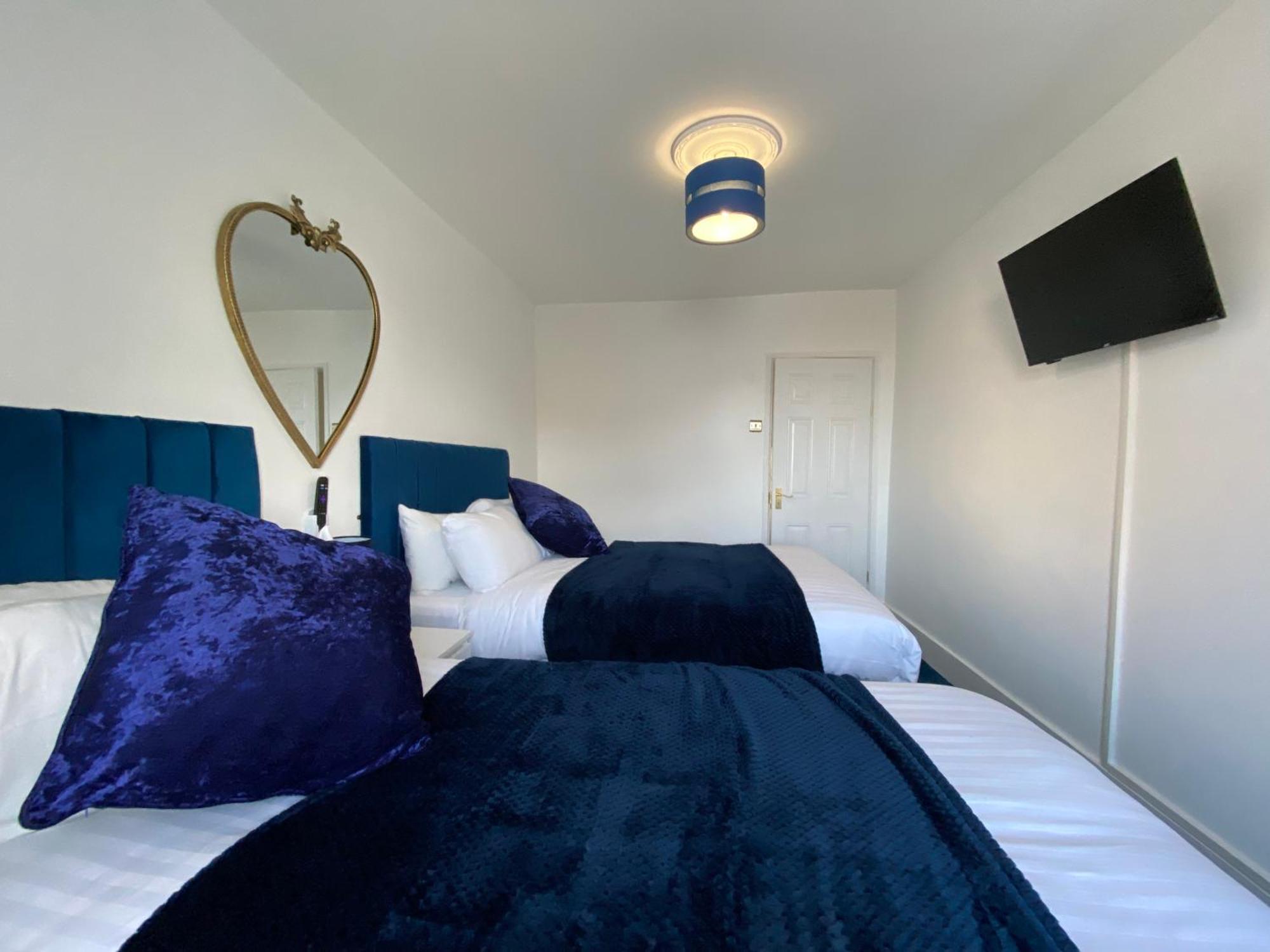 Aquarius Apartment - Sea View - Sleeps Seven แบล็คพูล ภายนอก รูปภาพ