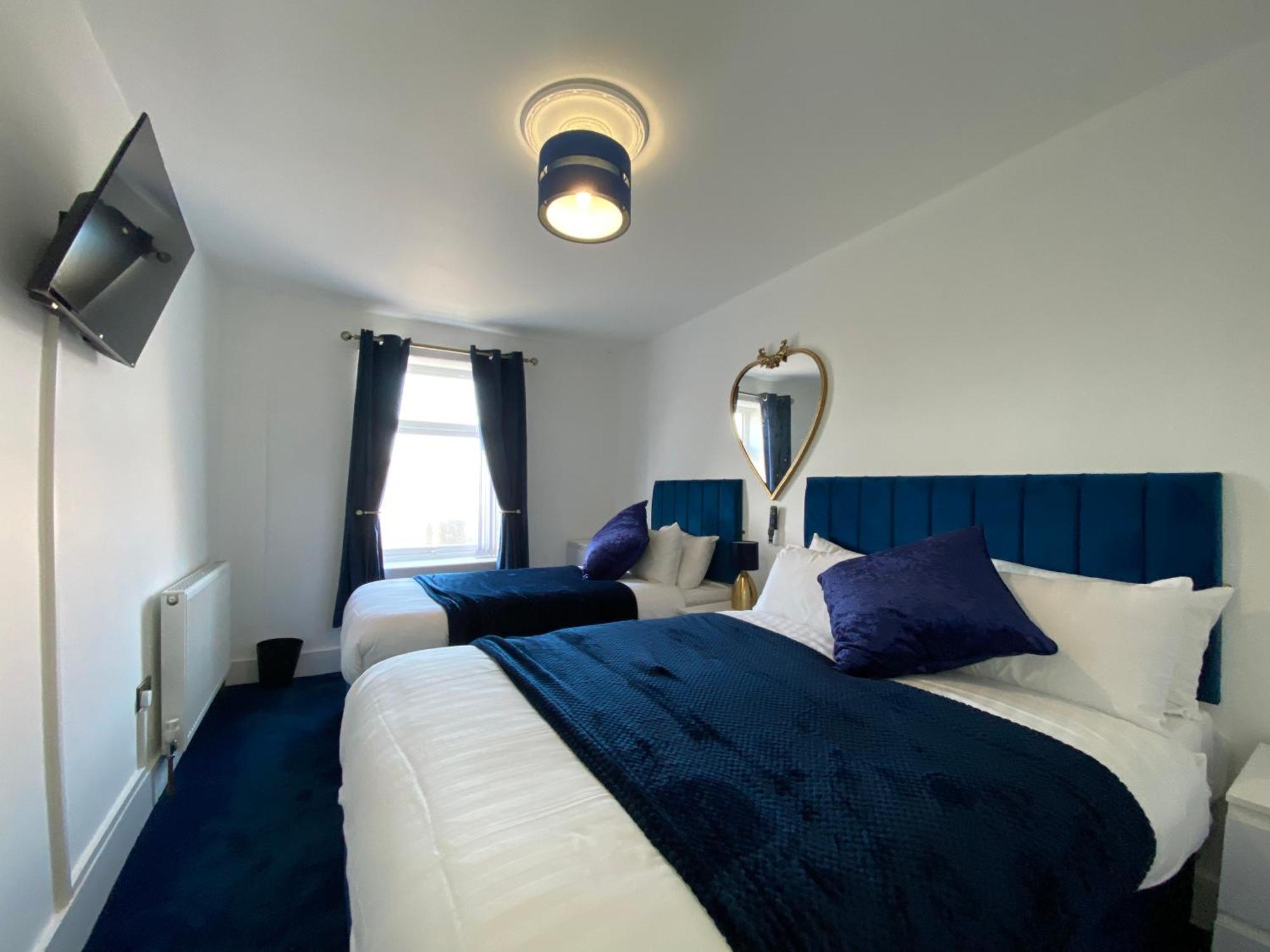Aquarius Apartment - Sea View - Sleeps Seven แบล็คพูล ภายนอก รูปภาพ